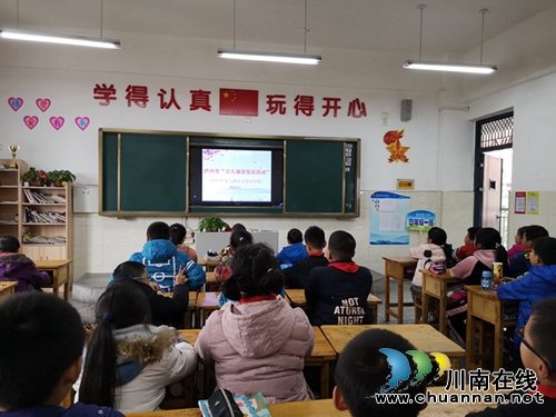 玉帶河學(xué)校開展“萬人誦讀憲法”系列活動(dòng)(圖3) 玉帶河學(xué)校開展“萬人誦讀憲法”系列活動(dòng)(圖3)