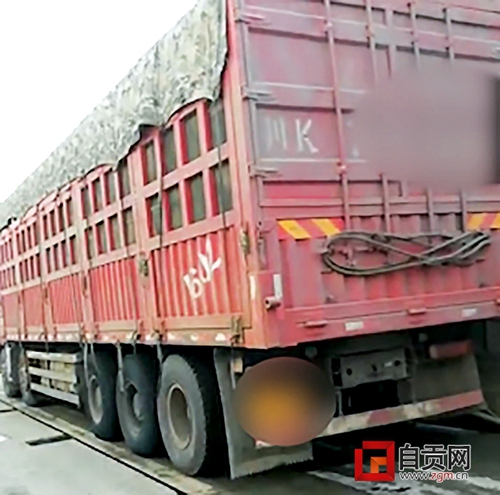 自貢一貨車瘋狂超載80余噸被嚴處(圖1)