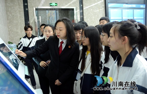 江陽(yáng)區(qū)人民法院開放日 學(xué)生“零距離”進(jìn)庭審(圖2) 江陽(yáng)區(qū)人民法院開放日 學(xué)生“零距離”進(jìn)庭審(圖2)