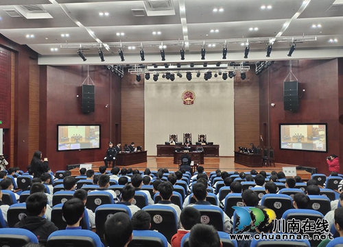 江陽(yáng)區(qū)人民法院開放日 學(xué)生“零距離”進(jìn)庭審(圖4) 江陽(yáng)區(qū)人民法院開放日 學(xué)生“零距離”進(jìn)庭審(圖4)