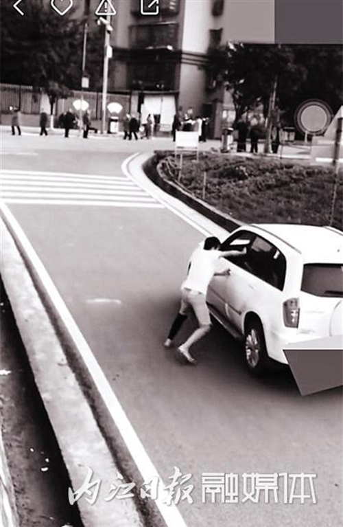 內(nèi)江：男子“臨危”處置倒滑車 交警提醒存隱患(圖1)