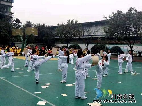 龍馬潭區(qū)羅漢學(xué)校舉行第二屆武術(shù)節(jié)活動(dòng)(圖4) 龍馬潭區(qū)羅漢學(xué)校舉行第二屆武術(shù)節(jié)活動(dòng)(圖4)