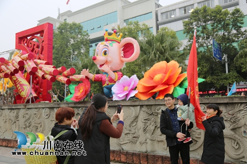光影璀璨耀龍城！瀘縣城區(qū)張燈結(jié)彩喜迎新春(圖2)
