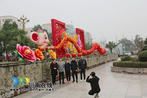 光影璀璨耀龍城！瀘縣城區(qū)張燈結(jié)彩喜迎新春(圖3)