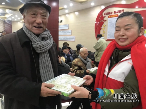 江陽區(qū)茜草街道匠心社區(qū)開展“巧手巧手包餃子，溫情暖人心”慶元旦活動(圖2)