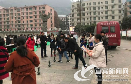 情系農(nóng)民工 宜賓流動(dòng)博物館新春送祝福