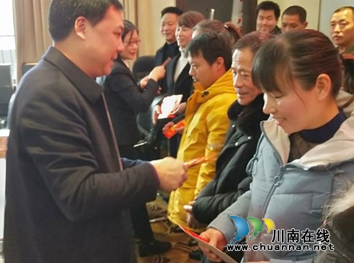 送溫暖！瀘縣慰問(wèn)成都市瀘縣籍農(nóng)民工(圖1)