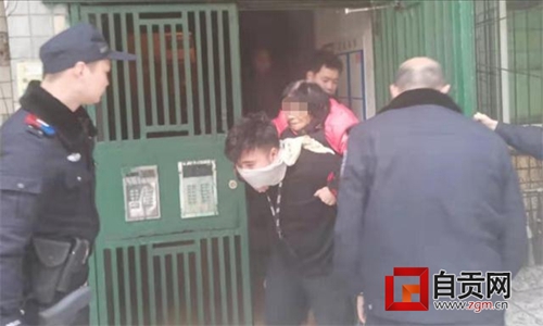 煮肉引發(fā)火災？ 自貢民警救出兩名被困群眾(圖1)