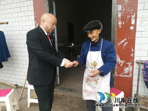 納溪法院司法大拜年：年味漸濃，看八旬翁喜開顏(圖2)