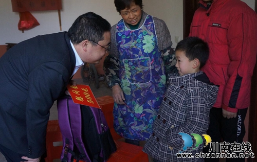 瀘縣縣委常委、政法委書記李盛春到立石鎮(zhèn)開展春節(jié)前走訪慰問活動(dòng)(圖1)