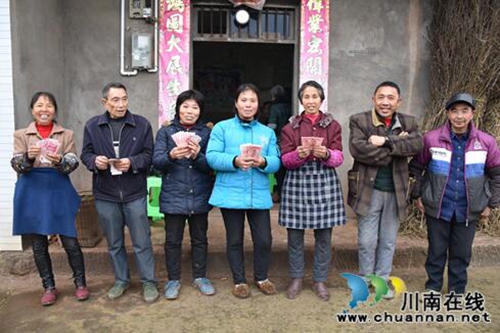 瀘縣牛灘新嘉村集體公司發(fā)工資村民歡喜過(guò)新年