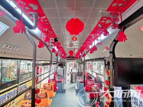 瀘州公交車(chē)打造“迎春”主題車(chē)廂