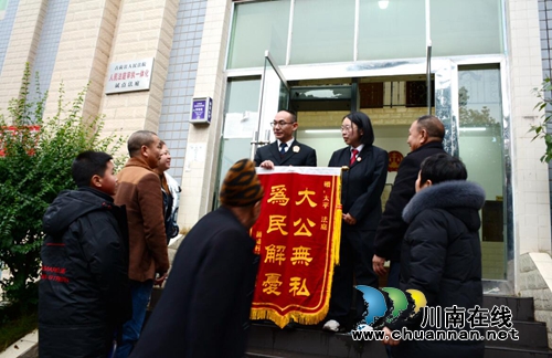 古藺8民工喜拿血汗錢 到法院感謝庭長(圖1) 古藺8民工喜拿血汗錢 到法院感謝庭長(圖1)
