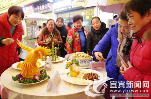 游客嘗遍美食嗨翻天 宜賓筠連致力發(fā)展夜間經濟(圖1)