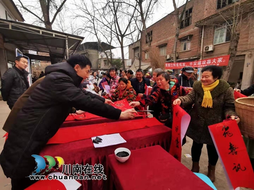 江陽(yáng)區(qū)華陽(yáng)街道開(kāi)展文化科技衛(wèi)生“三下鄉(xiāng)”活動(dòng)暨返鄉(xiāng)農(nóng)民工招聘會(huì)(圖1)