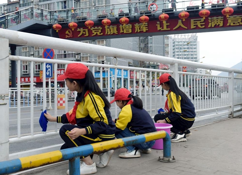 瀘州：全市廣大師生以多種形式開展學(xué)雷鋒活動(圖1)