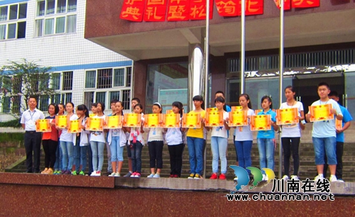 納溪護(hù)國(guó)中學(xué)校長(zhǎng)龍中華：為了更多農(nóng)家子弟改變命運(yùn)(圖1)
