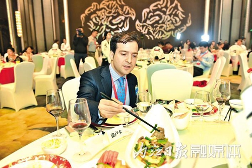 一盤“內(nèi)江黑豬”回鍋肉 扯動海內(nèi)外美食家的眼球(圖1)