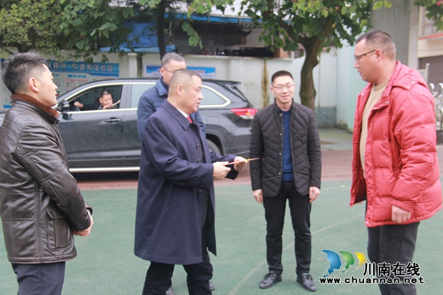 瀘縣法院院長(zhǎng)謝杰走訪慰問(wèn)困難黨員及群眾(圖3)