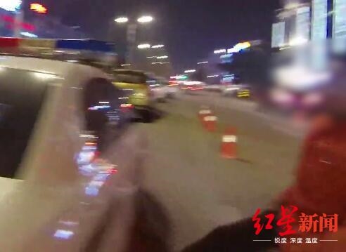 自貢：男子酒駕被查 同行朋友辱罵交警腳踹警車，被刑拘！