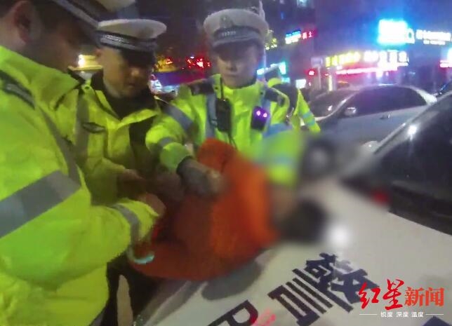自貢：男子酒駕被查 同行朋友辱罵交警腳踹警車(chē)，被刑拘！(圖2)
