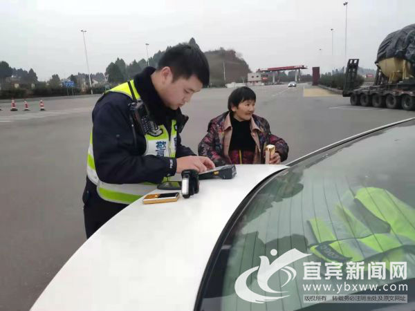 六旬老人迷路獨(dú)自走上高速公路 民警為其尋找家人