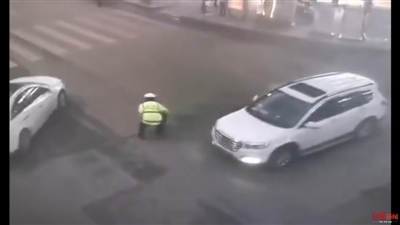 宜賓：1歲多幼童忽闖入車流 執(zhí)勤交警一個熊抱救下
