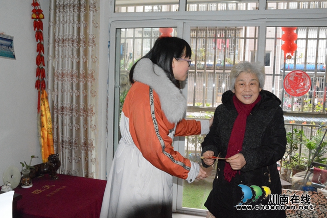 江陽區(qū)茜草街道羅濤委員為轄區(qū)骨干黨員、困難黨員送慰問(圖1)