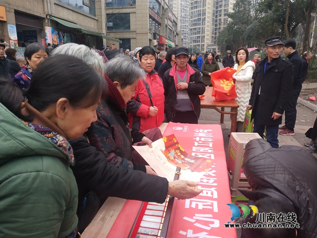 江陽(yáng)區(qū)茜草街道匠心社區(qū)開展“珍愛生命，拒絕毒品”禁毒宣傳活動(dòng)(圖1)