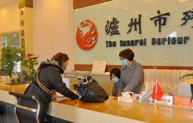瀘州：火化遺體送葬車輛限2輛以內(nèi)、隨行喪屬不得超10人(圖2)