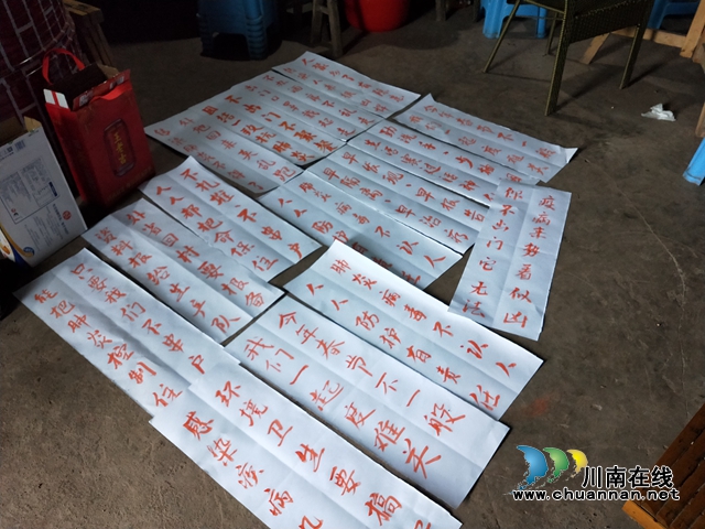 瀘縣援彝干部手寫(xiě)“土味”標(biāo)語(yǔ) 防疫宣傳超硬核(圖3)