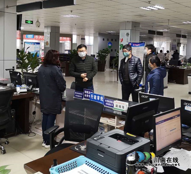 納溪區(qū)副區(qū)長鄧小軍赴區(qū)政務服務大廳實地督導新型冠狀病毒感染的肺炎疫情防控工作