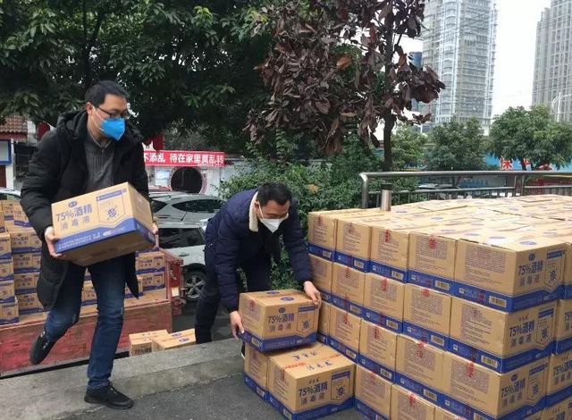 消毒酒精拿到了！宜賓翠屏區(qū)首批1.2萬瓶開始免費分發(fā)！(圖3)