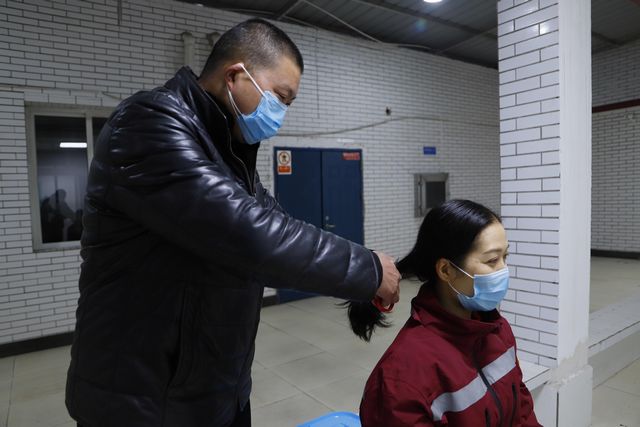 【西南醫(yī)大中醫(yī)院戰(zhàn)役·一線】?她狠心“拋下”雙胞胎女兒，短發(fā)赴戰(zhàn)！(圖1)