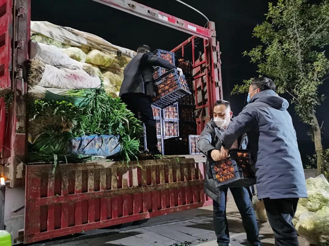 穿越夜色，馳援湖北！資中聯(lián)手“新發(fā)地”捐贈(zèng)50噸果蔬連夜啟程赴襄陽(yáng)(圖4)