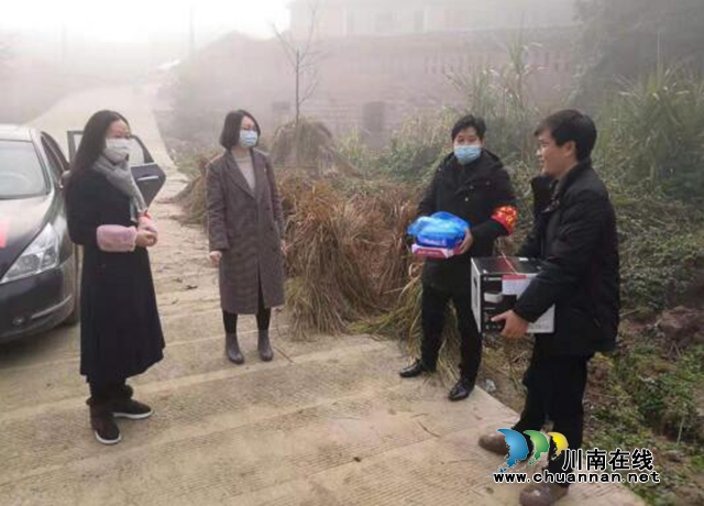 宜賓南溪區(qū)長興鎮(zhèn)：學習用品送到家 學生停課不停學