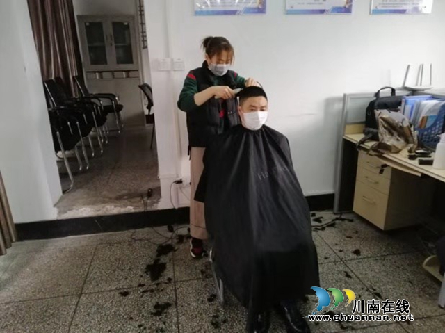 龍馬潭綜合行政執(zhí)法局：執(zhí)法隊員兒媳為一線人員義務(wù)理發(fā)(圖2)
