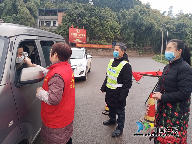 瀘縣海潮鎮(zhèn)：志愿服務(wù)者全到位，人員流動(dòng)控起來(lái)(圖4)