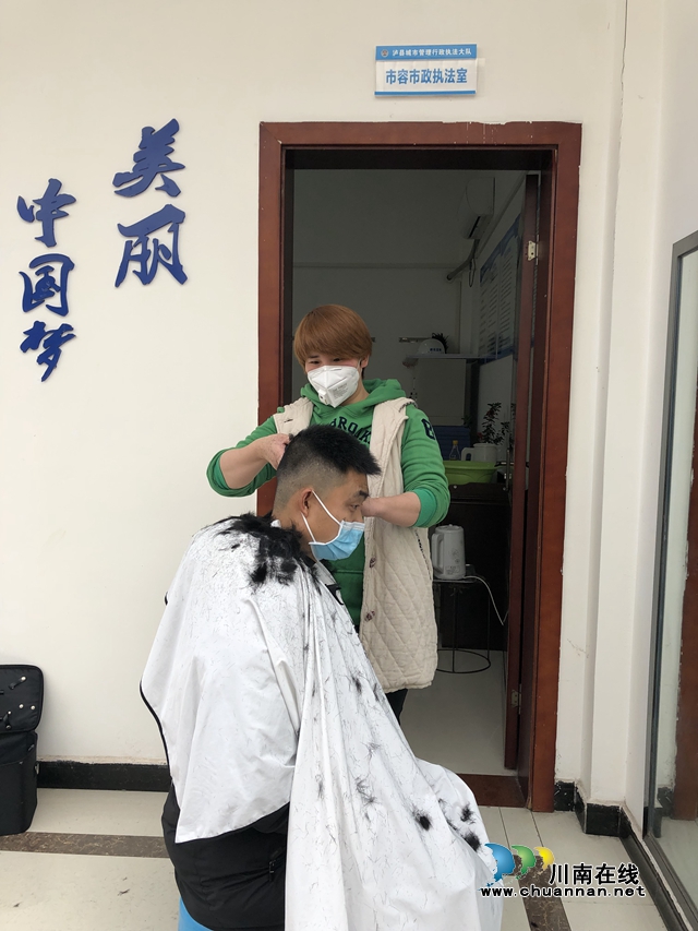 瀘縣：愛(ài)心義剪“魔發(fā)師”為防疫人員貢獻(xiàn)力量
