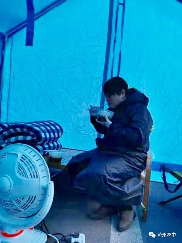 瀘州二十八中戰(zhàn)疫黨員志愿者吳嘉利：逆行而上，守護(hù)生命的光亮(圖4)