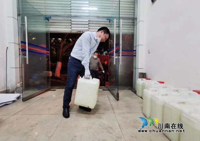胡明強(qiáng)：陰霾下的逆行者，風(fēng)雨中的守望人(圖2)