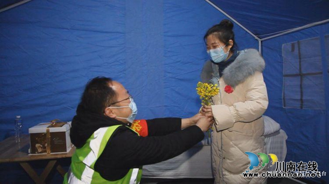 合江：工裝代替婚服，菜花代替玫瑰，5分鐘婚禮在檢測點溫情舉行
