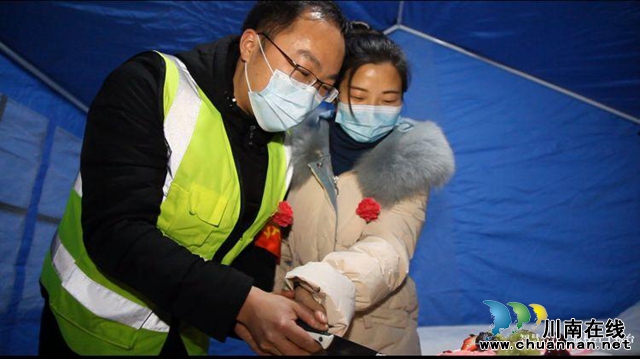 合江：工裝代替婚服，菜花代替玫瑰，5分鐘婚禮在檢測點溫情舉行(圖4)
