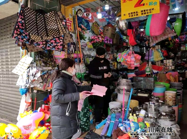納溪區(qū)衛(wèi)健局：黨員出車發(fā)傳單，防控宣傳全覆蓋