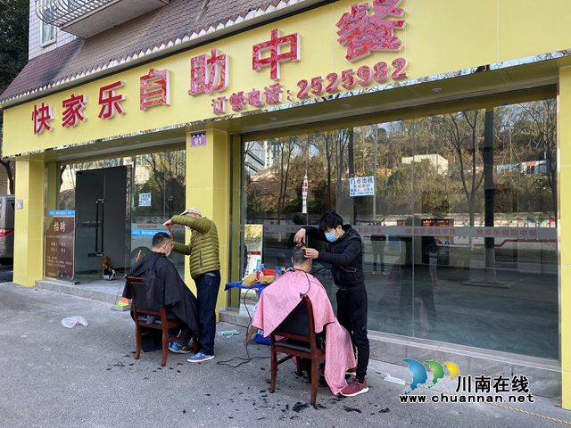 龍馬潭區(qū)紅星街道總工會(huì)為抗“疫”一線職工提供免費(fèi)理發(fā)服務(wù)