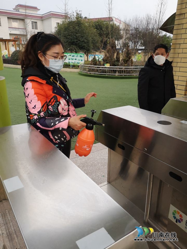 瀘縣方洞鎮(zhèn)中心幼兒園園長(zhǎng)屈翠嵐一線抗疫掠影(圖4)
