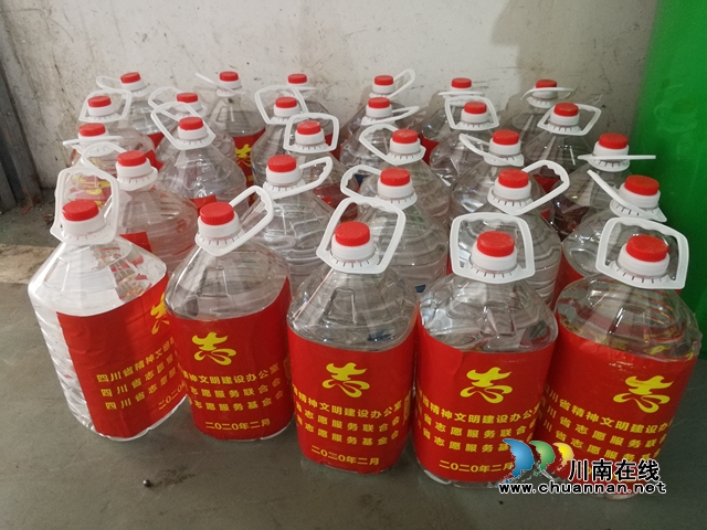 江陽(yáng)區(qū)大山坪街道：黨員微光贈(zèng)防護(hù) 小小物品送祝福(圖2)