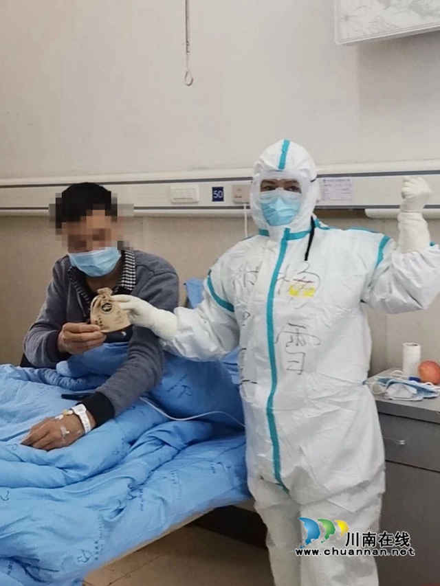 西南醫(yī)大中醫(yī)院研制的“芳香防疫辟穢香囊”走進(jìn)瀘州“小湯山”(圖2)