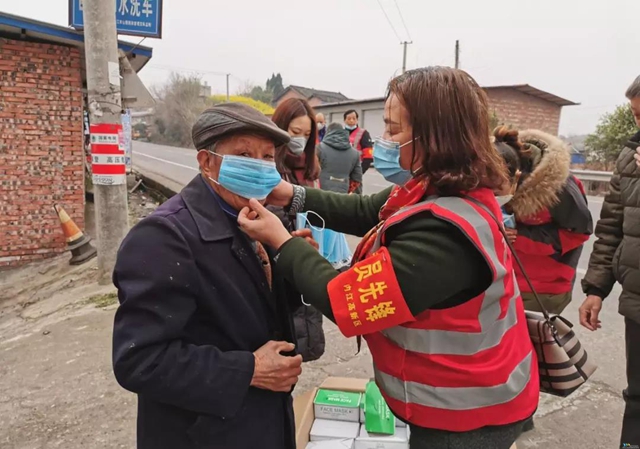 內(nèi)江這位社區(qū)主任自掏腰包購(gòu)買(mǎi)7000個(gè)口罩送上“前線(xiàn)”(圖3)