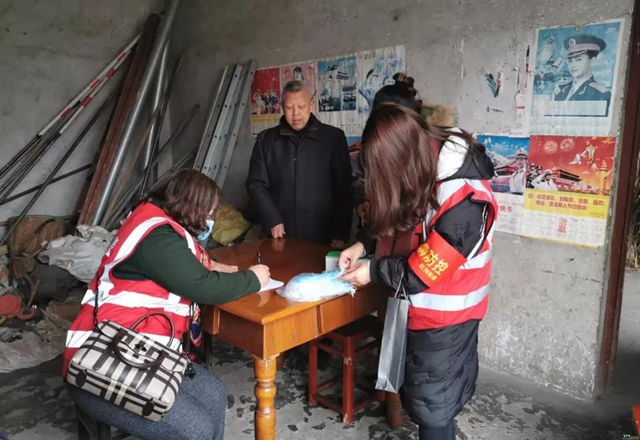 內(nèi)江這位社區(qū)主任自掏腰包購(gòu)買(mǎi)7000個(gè)口罩送上“前線(xiàn)”(圖2)